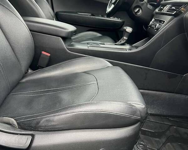 Белый Киа K5, объемом двигателя 2 л и пробегом 378 тыс. км за 9000 $, фото 4 на Automoto.ua