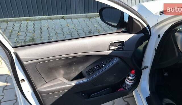 Белый Киа K5, объемом двигателя 2 л и пробегом 245 тыс. км за 9200 $, фото 7 на Automoto.ua