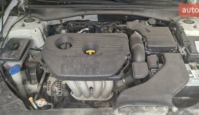 Білий Кіа K5, об'ємом двигуна 2 л та пробігом 150 тис. км за 11500 $, фото 4 на Automoto.ua