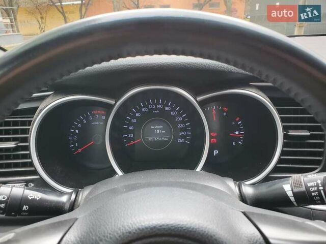 Белый Киа K5, объемом двигателя 2 л и пробегом 370 тыс. км за 8000 $, фото 3 на Automoto.ua