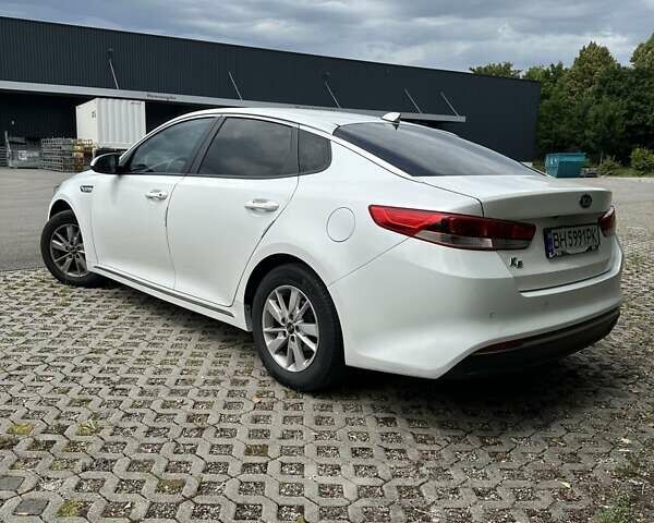 Белый Киа K5, объемом двигателя 2 л и пробегом 266 тыс. км за 10000 $, фото 2 на Automoto.ua