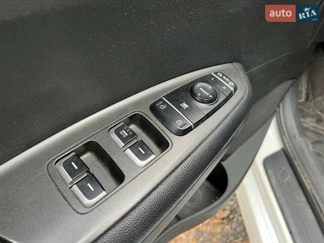 Білий Кіа K5, об'ємом двигуна 2 л та пробігом 133 тис. км за 10200 $, фото 6 на Automoto.ua