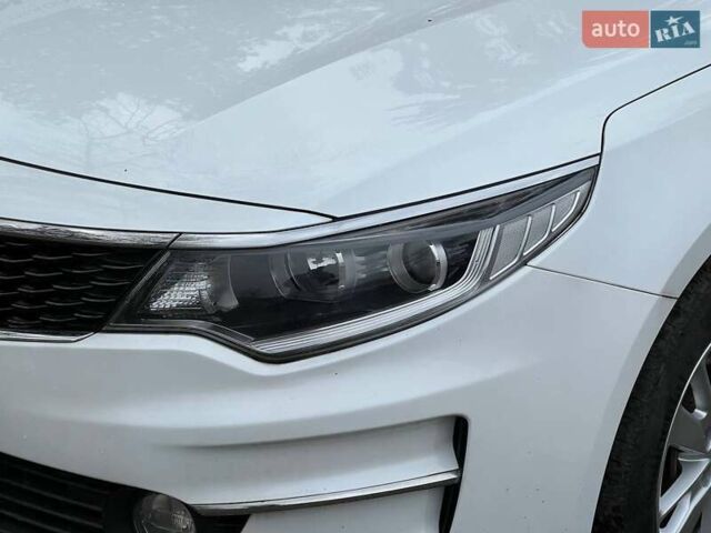 Білий Кіа K5, об'ємом двигуна 2 л та пробігом 133 тис. км за 10200 $, фото 2 на Automoto.ua
