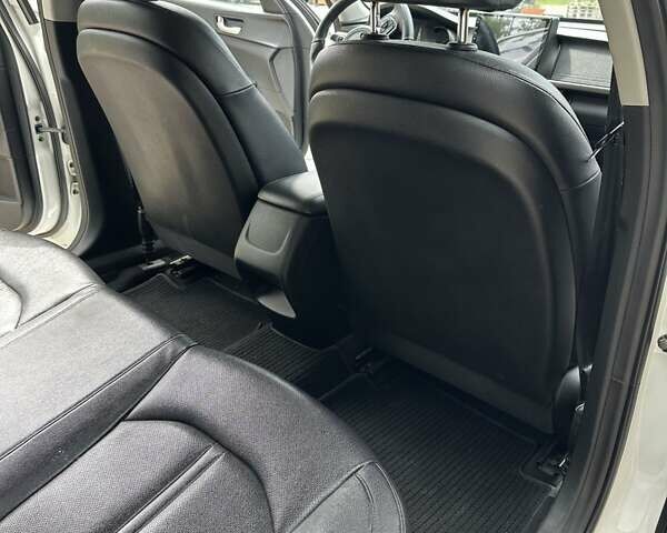 Белый Киа K5, объемом двигателя 2 л и пробегом 266 тыс. км за 10000 $, фото 18 на Automoto.ua