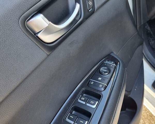 Білий Кіа K5, об'ємом двигуна 2 л та пробігом 282 тис. км за 13500 $, фото 11 на Automoto.ua