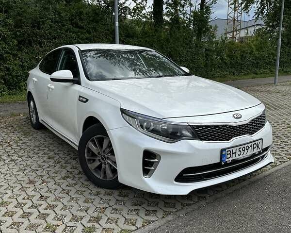Белый Киа K5, объемом двигателя 2 л и пробегом 266 тыс. км за 10000 $, фото 1 на Automoto.ua