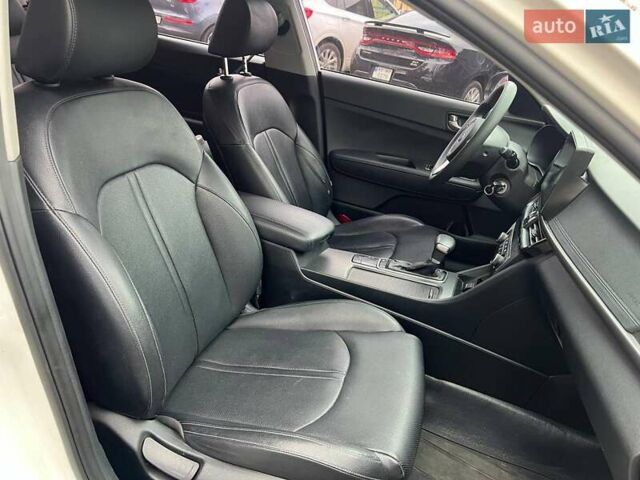 Білий Кіа K5, об'ємом двигуна 2 л та пробігом 133 тис. км за 10200 $, фото 24 на Automoto.ua