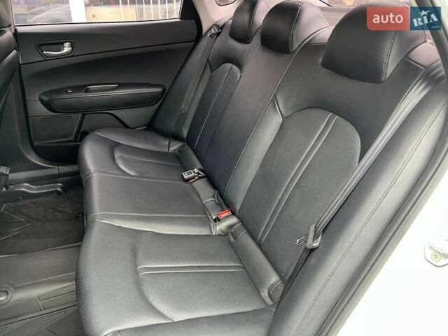 Білий Кіа K5, об'ємом двигуна 2 л та пробігом 133 тис. км за 10200 $, фото 20 на Automoto.ua