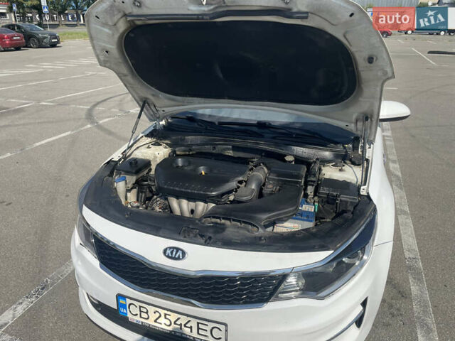 Белый Киа K5, объемом двигателя 2 л и пробегом 300 тыс. км за 10500 $, фото 8 на Automoto.ua