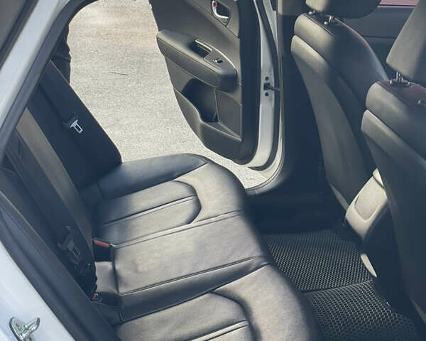 Белый Киа K5, объемом двигателя 2 л и пробегом 268 тыс. км за 11600 $, фото 19 на Automoto.ua