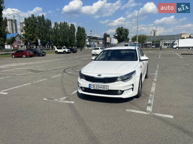 Белый Киа K5, объемом двигателя 2 л и пробегом 300 тыс. км за 10500 $, фото 3 на Automoto.ua