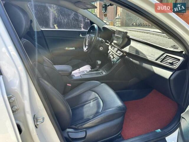 Білий Кіа K5, об'ємом двигуна 2 л та пробігом 330 тис. км за 9500 $, фото 6 на Automoto.ua