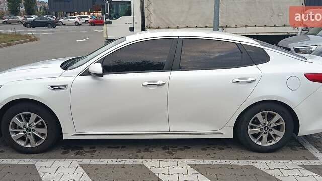 Білий Кіа K5, об'ємом двигуна 2 л та пробігом 320 тис. км за 10600 $, фото 4 на Automoto.ua