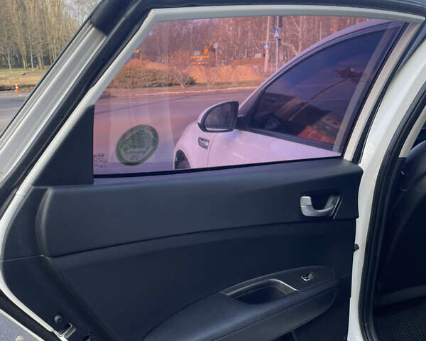 Белый Киа K5, объемом двигателя 2 л и пробегом 268 тыс. км за 11600 $, фото 15 на Automoto.ua