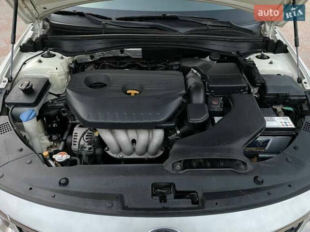 Белый Киа K5, объемом двигателя 0 л и пробегом 262 тыс. км за 11500 $, фото 1 на Automoto.ua