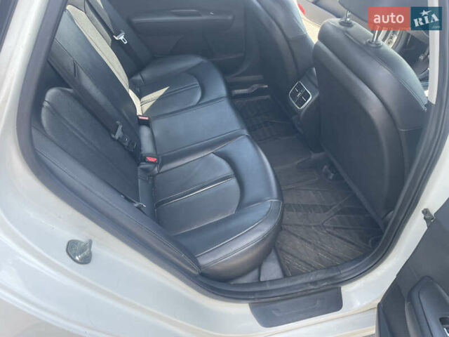 Белый Киа K5, объемом двигателя 2 л и пробегом 300 тыс. км за 10500 $, фото 7 на Automoto.ua