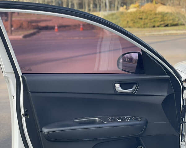 Белый Киа K5, объемом двигателя 2 л и пробегом 268 тыс. км за 11600 $, фото 23 на Automoto.ua