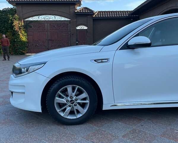 Белый Киа K5, объемом двигателя 0 л и пробегом 262 тыс. км за 11500 $, фото 4 на Automoto.ua