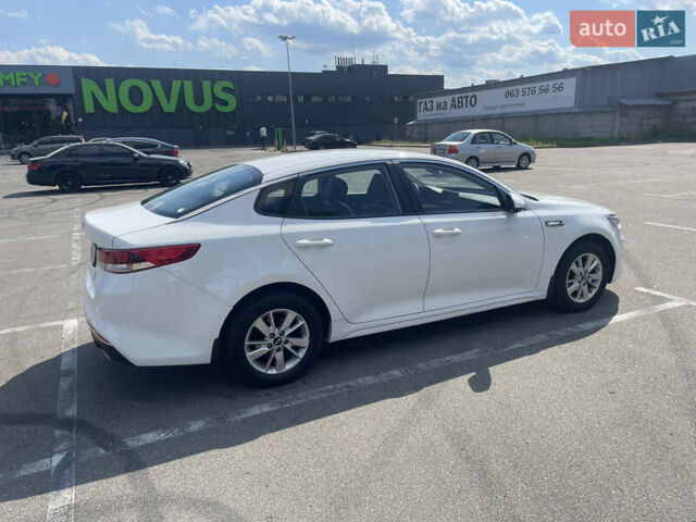 Белый Киа K5, объемом двигателя 2 л и пробегом 300 тыс. км за 10500 $, фото 2 на Automoto.ua