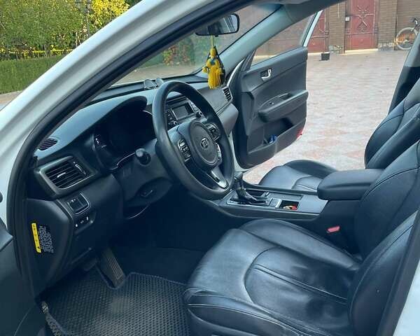 Белый Киа K5, объемом двигателя 0 л и пробегом 262 тыс. км за 11500 $, фото 7 на Automoto.ua