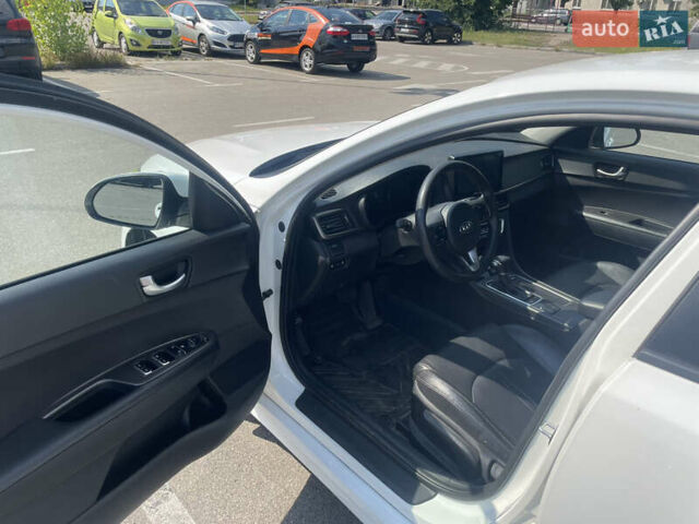 Белый Киа K5, объемом двигателя 2 л и пробегом 300 тыс. км за 10500 $, фото 4 на Automoto.ua
