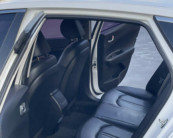 Белый Киа K5, объемом двигателя 2 л и пробегом 268 тыс. км за 11600 $, фото 17 на Automoto.ua