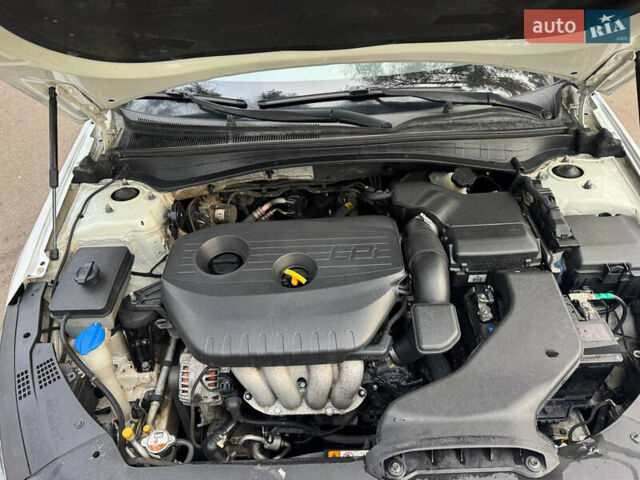 Білий Кіа K5, об'ємом двигуна 2 л та пробігом 338 тис. км за 8700 $, фото 2 на Automoto.ua
