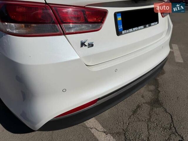 Білий Кіа K5, об'ємом двигуна 2 л та пробігом 190 тис. км за 8500 $, фото 9 на Automoto.ua