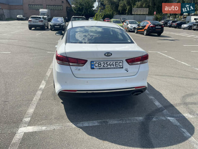 Белый Киа K5, объемом двигателя 2 л и пробегом 300 тыс. км за 10500 $, фото 1 на Automoto.ua