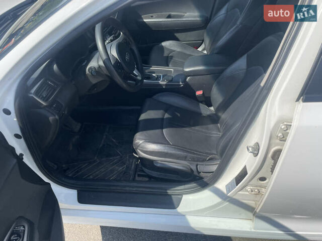 Белый Киа K5, объемом двигателя 2 л и пробегом 300 тыс. км за 10500 $, фото 5 на Automoto.ua
