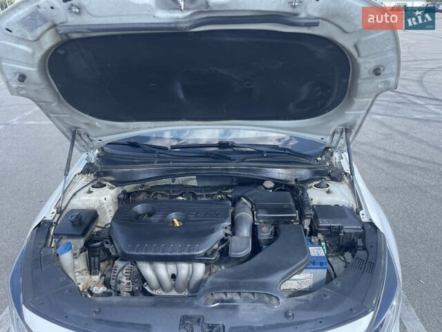 Белый Киа K5, объемом двигателя 2 л и пробегом 300 тыс. км за 10500 $, фото 11 на Automoto.ua