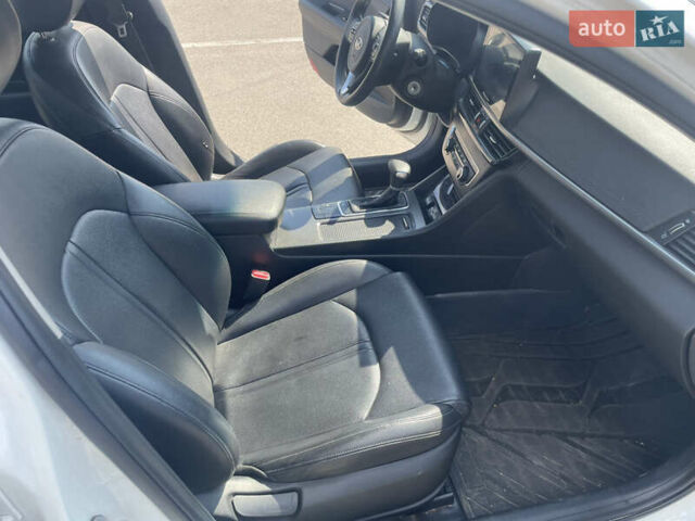 Белый Киа K5, объемом двигателя 2 л и пробегом 300 тыс. км за 10500 $, фото 9 на Automoto.ua