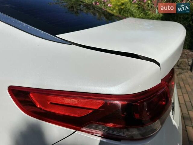 Білий Кіа K5, об'ємом двигуна 2 л та пробігом 330 тис. км за 9500 $, фото 1 на Automoto.ua