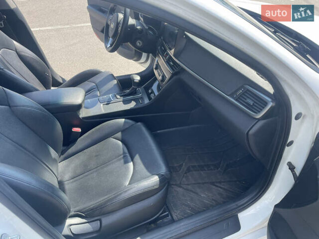 Белый Киа K5, объемом двигателя 2 л и пробегом 300 тыс. км за 10500 $, фото 10 на Automoto.ua