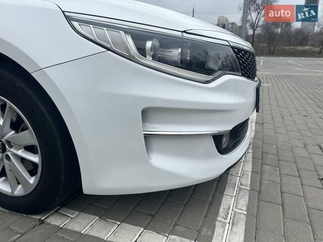 Білий Кіа K5, об'ємом двигуна 2 л та пробігом 259 тис. км за 12500 $, фото 2 на Automoto.ua
