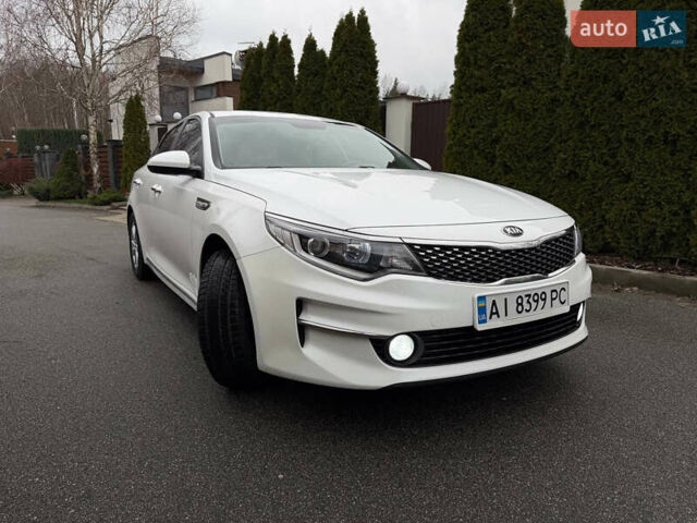 Белый Киа K5, объемом двигателя 2 л и пробегом 300 тыс. км за 14000 $, фото 1 на Automoto.ua