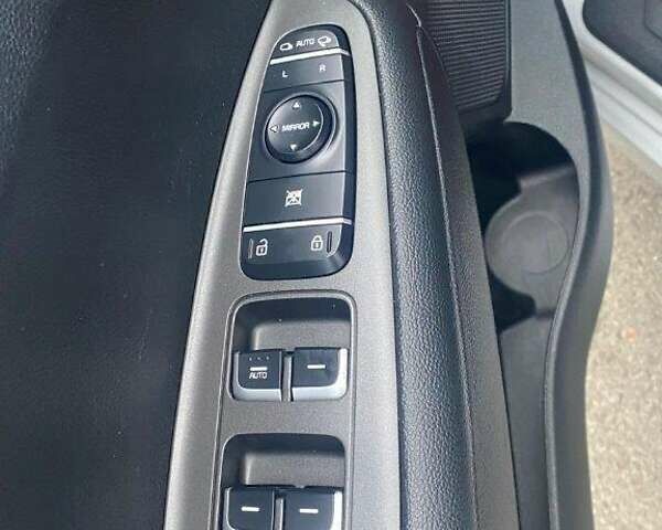 Белый Киа K5, объемом двигателя 2 л и пробегом 274 тыс. км за 11990 $, фото 12 на Automoto.ua