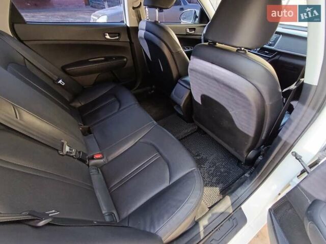 Белый Киа K5, объемом двигателя 2 л и пробегом 258 тыс. км за 11800 $, фото 5 на Automoto.ua
