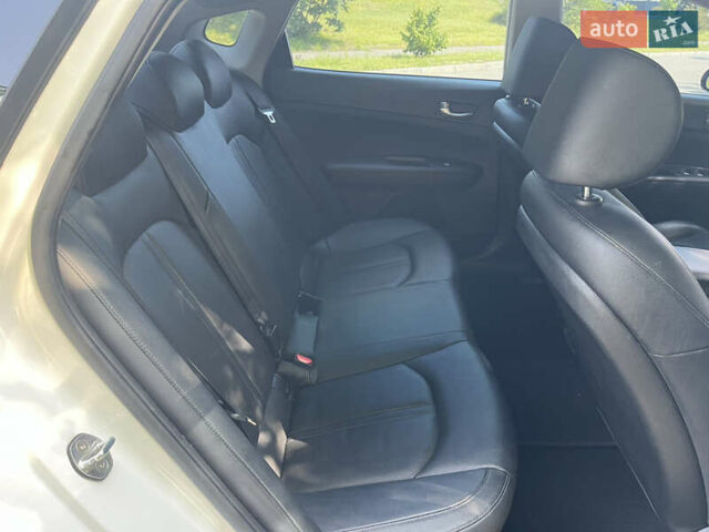 Белый Киа K5, объемом двигателя 2 л и пробегом 205 тыс. км за 12790 $, фото 12 на Automoto.ua