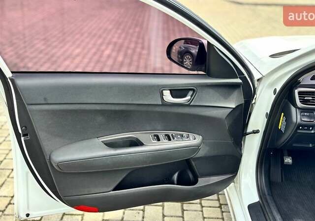 Белый Киа K5, объемом двигателя 2 л и пробегом 311 тыс. км за 11500 $, фото 41 на Automoto.ua