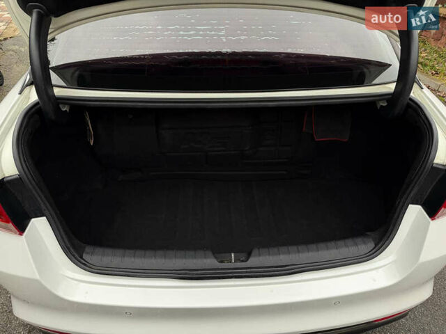 Белый Киа K5, объемом двигателя 2 л и пробегом 300 тыс. км за 14000 $, фото 17 на Automoto.ua
