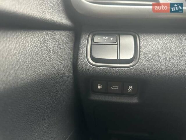 Білий Кіа K5, об'ємом двигуна 2 л та пробігом 259 тис. км за 12500 $, фото 7 на Automoto.ua