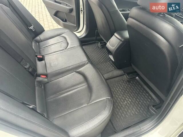 Білий Кіа K5, об'ємом двигуна 2 л та пробігом 259 тис. км за 12500 $, фото 10 на Automoto.ua