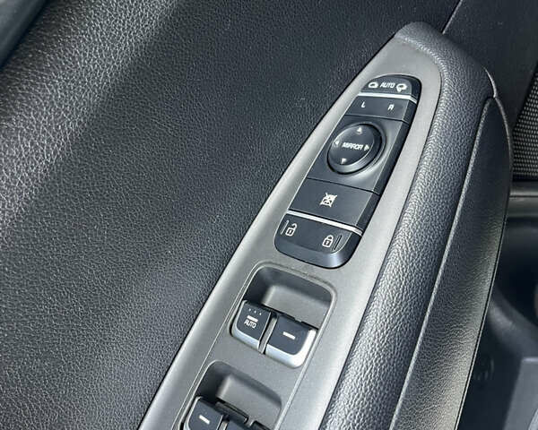 Белый Киа K5, объемом двигателя 2 л и пробегом 205 тыс. км за 12790 $, фото 17 на Automoto.ua