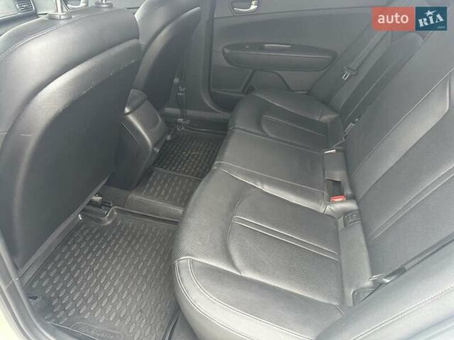 Білий Кіа K5, об'ємом двигуна 2 л та пробігом 259 тис. км за 12500 $, фото 9 на Automoto.ua