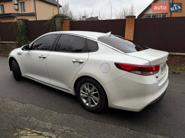 Белый Киа K5, объемом двигателя 2 л и пробегом 300 тыс. км за 14000 $, фото 4 на Automoto.ua