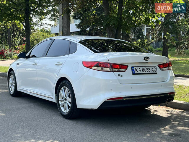 Белый Киа K5, объемом двигателя 2 л и пробегом 205 тыс. км за 12790 $, фото 3 на Automoto.ua