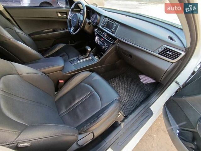 Белый Киа K5, объемом двигателя 2 л и пробегом 258 тыс. км за 11800 $, фото 13 на Automoto.ua