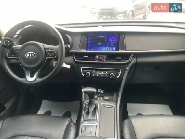 Белый Киа K5, объемом двигателя 2 л и пробегом 397 тыс. км за 10990 $, фото 4 на Automoto.ua
