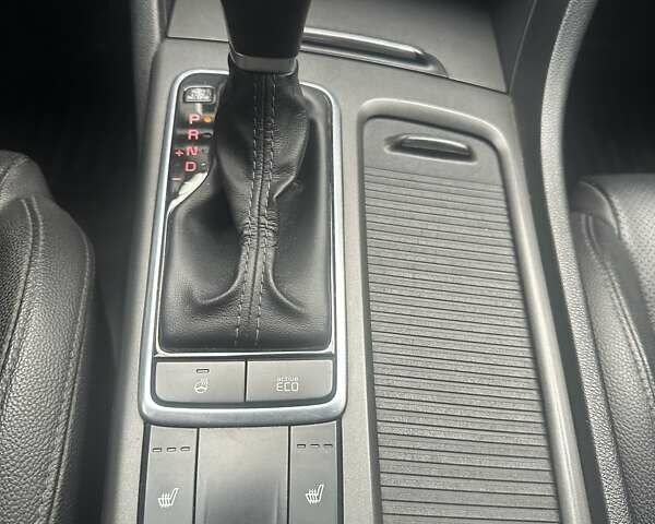 Білий Кіа K5, об'ємом двигуна 2 л та пробігом 259 тис. км за 12500 $, фото 6 на Automoto.ua